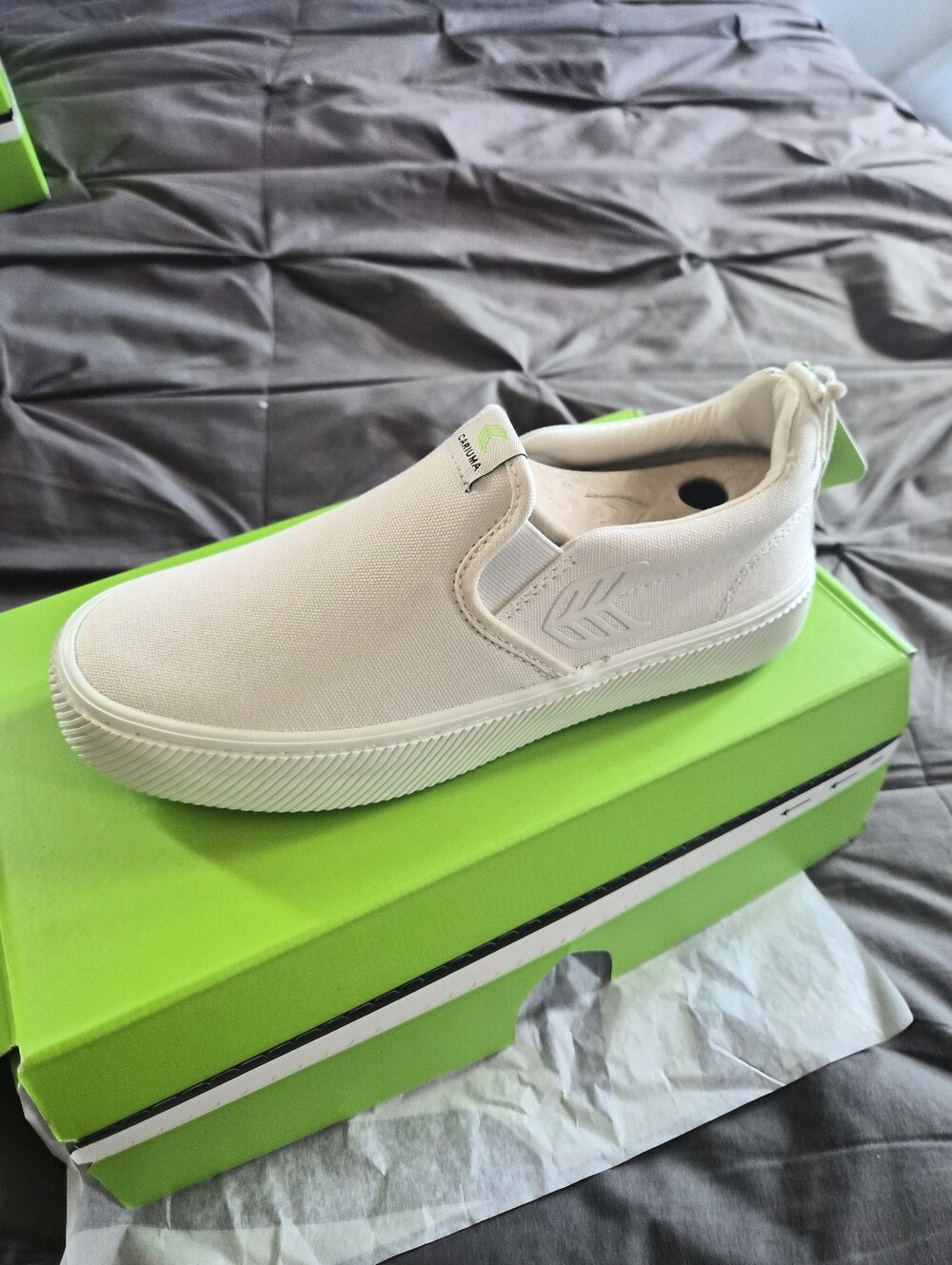 NWT CARIUMA UNISEX SLIP ON OFF-WHITE CANVAS SNEAKER